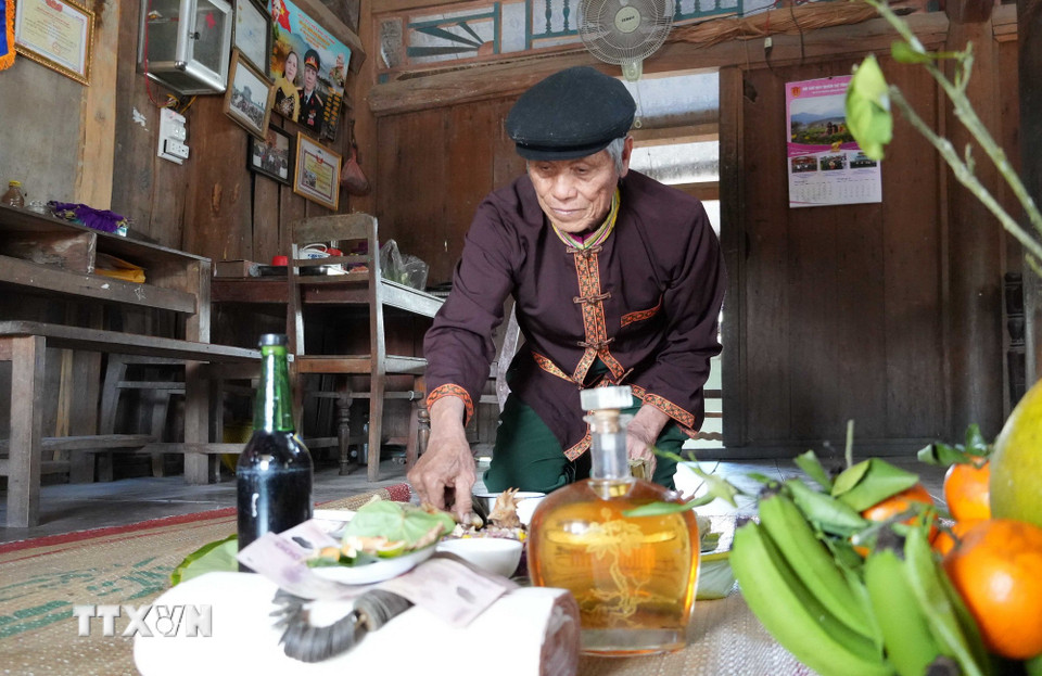 Dù xa quê, người Mường tại Sa Loong vẫn giữ nét văn hóa truyền thống trong mâm cơm cúng ông bà, tổ tiên trong ngày Tết. (Ảnh: Dư Toán/ TTXVN)