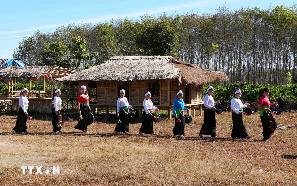 Tết Nguyên đán là dịp để người dân thôn Hào Lý tập trung về nhà văn hóa chào hỏi, chúc Tết và tham gia các hoạt động vui chơi, giải trí. (Ảnh: Dư Toán/TTXVN)