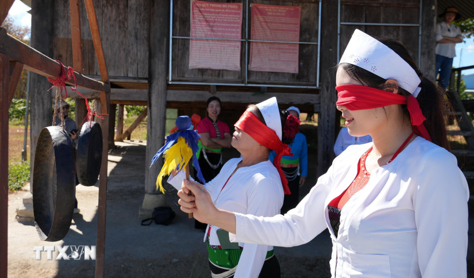 Tết Nguyên đán là dịp để người dân thôn Hào Lý tập trung về nhà văn hóa chào hỏi, chúc Tết và tham gia các hoạt động vui chơi, giải trí. (Ảnh: Dư Toán/TTXVN)