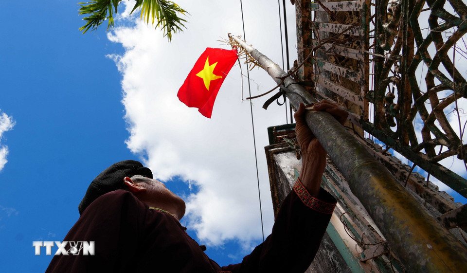 Cây nêu được người Mường dựng trước cổng mỗi nhà để chào đón Tết. (Ảnh: Dư Toán/ TTXVN)