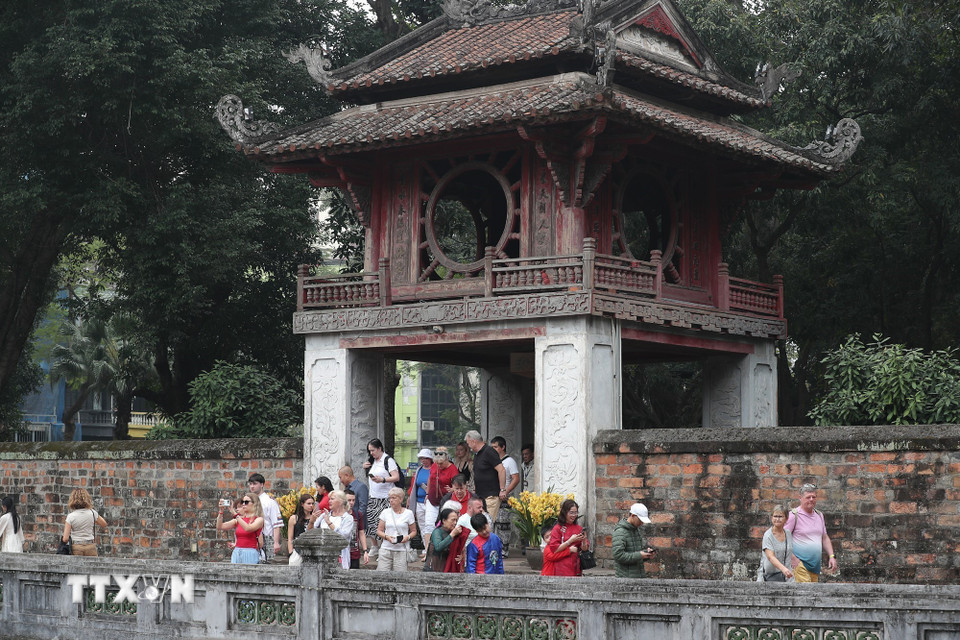 Đông đảo du khách quốc tế tham quan Văn Miếu-Quốc Tử Giám sáng mùng 1 Tết Bính Ngọ. (Ảnh: Minh Đức/ TTXVN)