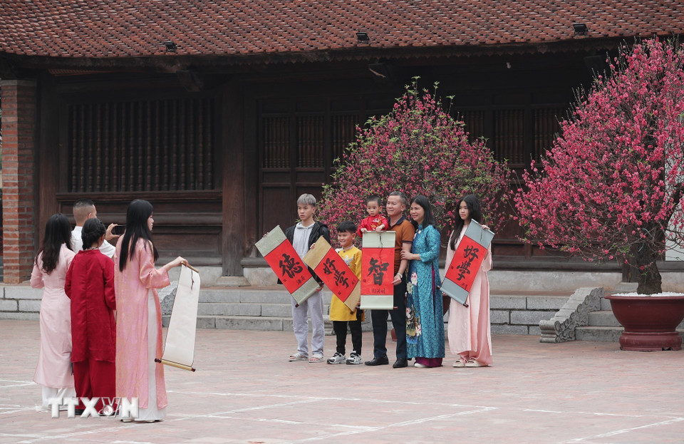 Người dân thủ đô xin chữ đầu năm tại Văn Miếu-Quốc Tử Giám (Hà Nội) là nét văn hóa truyền thống đặc sắc để cầu may mắn, trí tuệ và bình an. (Ảnh: Minh Đức/TTXVN)