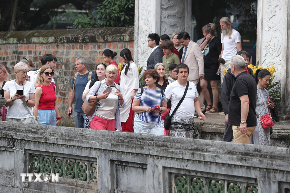 Đông đảo du khách quốc tế tham quan Văn Miếu-Quốc Tử Giám sáng mùng 1 Tết Bính Ngọ. (Ảnh: Minh Đức/ TTXVN)