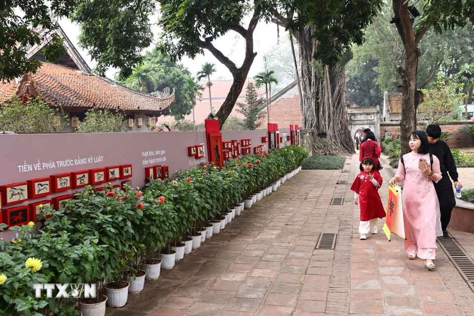 Đông đảo người dân thủ đô tham quan Văn Miếu-Quốc Tử Giám sáng mùng 1 Tết Bính Ngọ. (Ảnh: Minh Đức/ TTXVN)