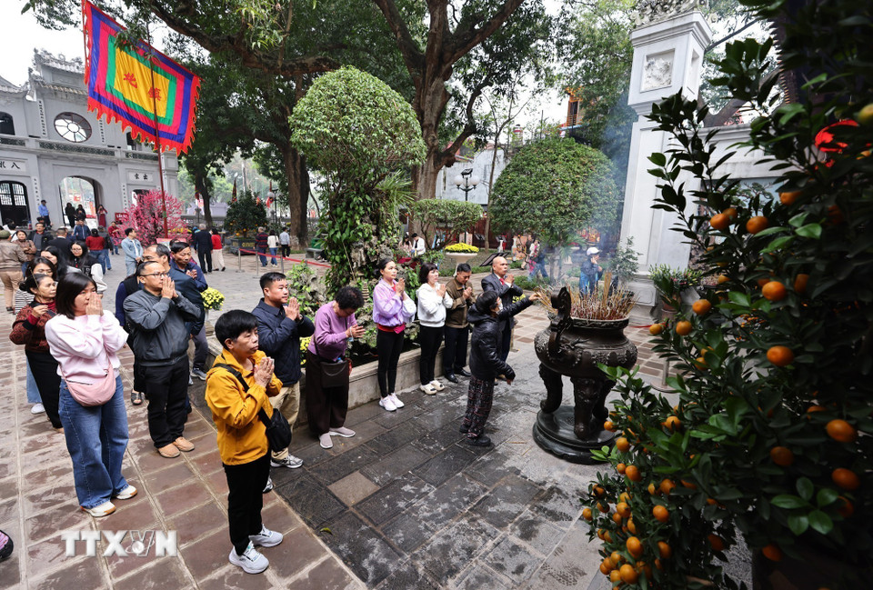 Người dân Hà Nội đi lễ đầu năm tại đền Quán Thánh sáng mùng 1 Tết Bính Ngọ. (Ảnh: Minh Đức/TTXVN)