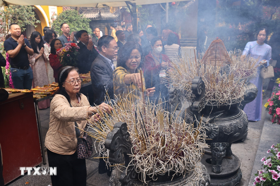 Người dân Hà Nội đi lễ đầu năm tại chùa Quán Sứ sáng mùng 1 Tết Bính Ngọ. (Ảnh: Minh Đức/TTXVN)