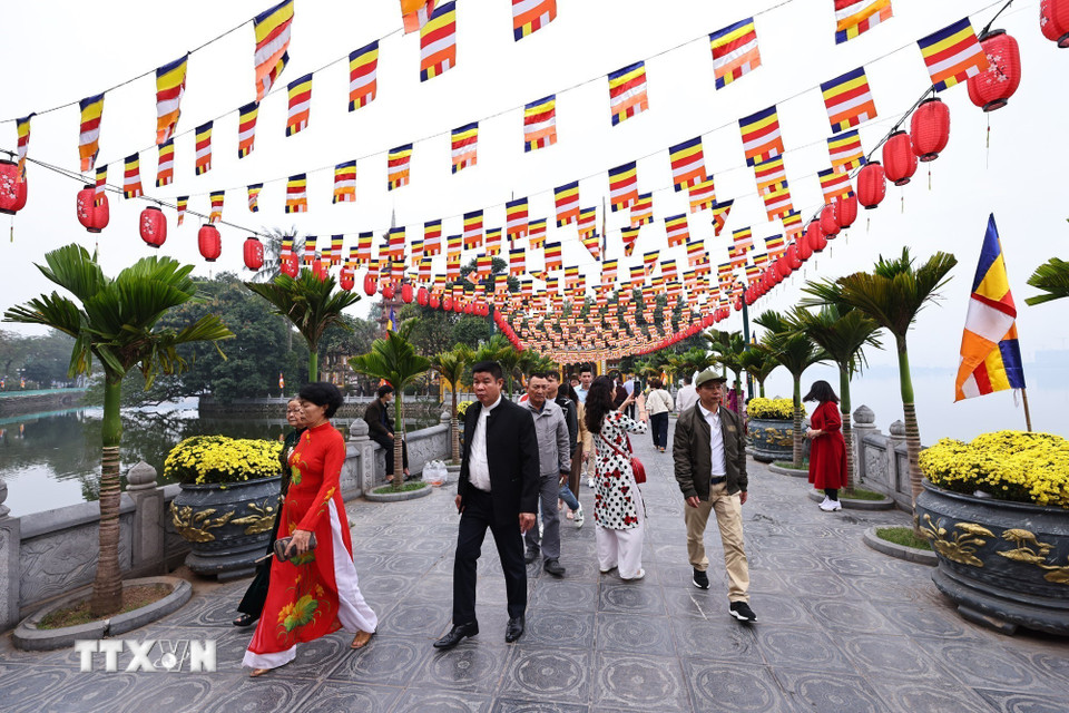 Người dân Hà Nội đi lễ đầu năm tại chùa Trấn Quốc sáng mùng 1 Tết Bính Ngọ. (Ảnh: Minh Đức/TTXVN)