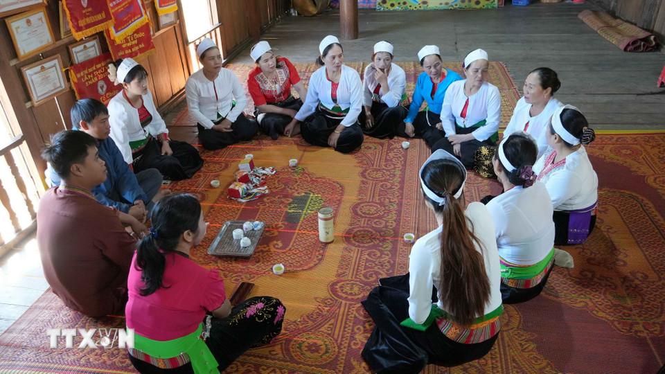 Tết Nguyên đán là dịp để người dân thôn Hào Lý tập trung về nhà văn hóa chào hỏi, chúc Tết và tham gia các hoạt động vui chơi, giải trí. (Ảnh: Dư Toán/TTXVN)