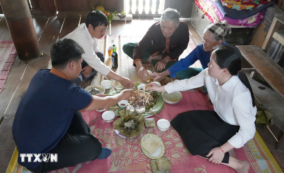 Mâm cơm quây quần ngày Tết của người Mường ở xã Sa Loong. (Ảnh: Dư Toán/ TTXVN)