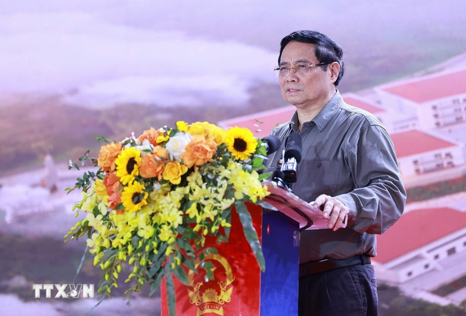 Thủ tướng Phạm Minh Chính phát biểu tại Lễ khởi công tại điểm Trường nội trú liên cấp Tiểu học và Trung học cơ sở xã Yên Khương, Thanh Hóa. (Ảnh: Dương Giang/TTXVN)
