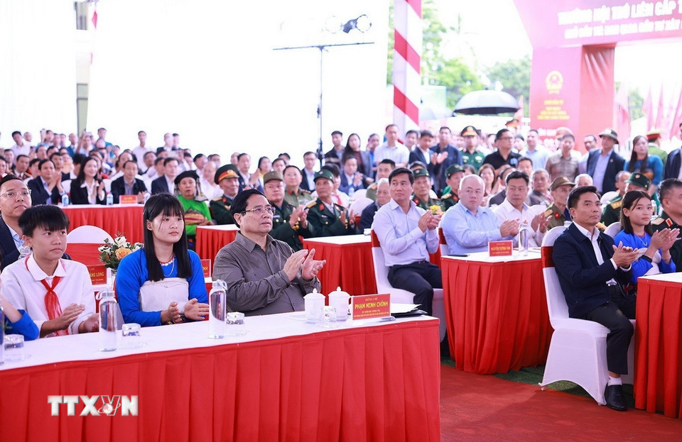Thủ tướng Phạm Minh Chính dự Lễ khởi công tại điểm Trường nội trú liên cấp Tiểu học và Trung học cơ sở xã Yên Khương, Thanh Hóa. (Ảnh: Dương Giang/TTXVN)