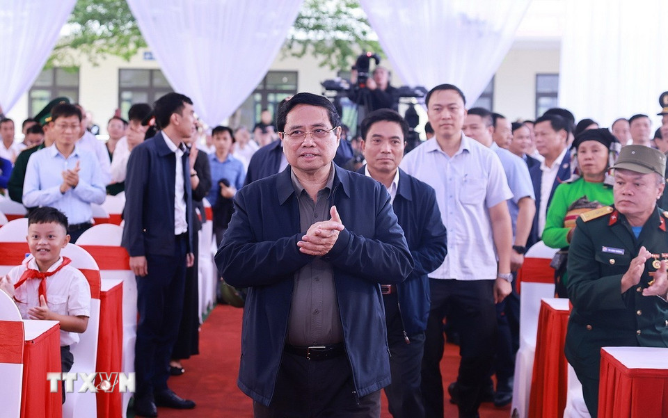 Thủ tướng Phạm Minh Chính đến dự Lễ khởi công tại điểm Trường nội trú liên cấp Tiểu học và Trung học cơ sở xã Yên Khương, Thanh Hóa. (Ảnh: Dương Giang/TTXVN)