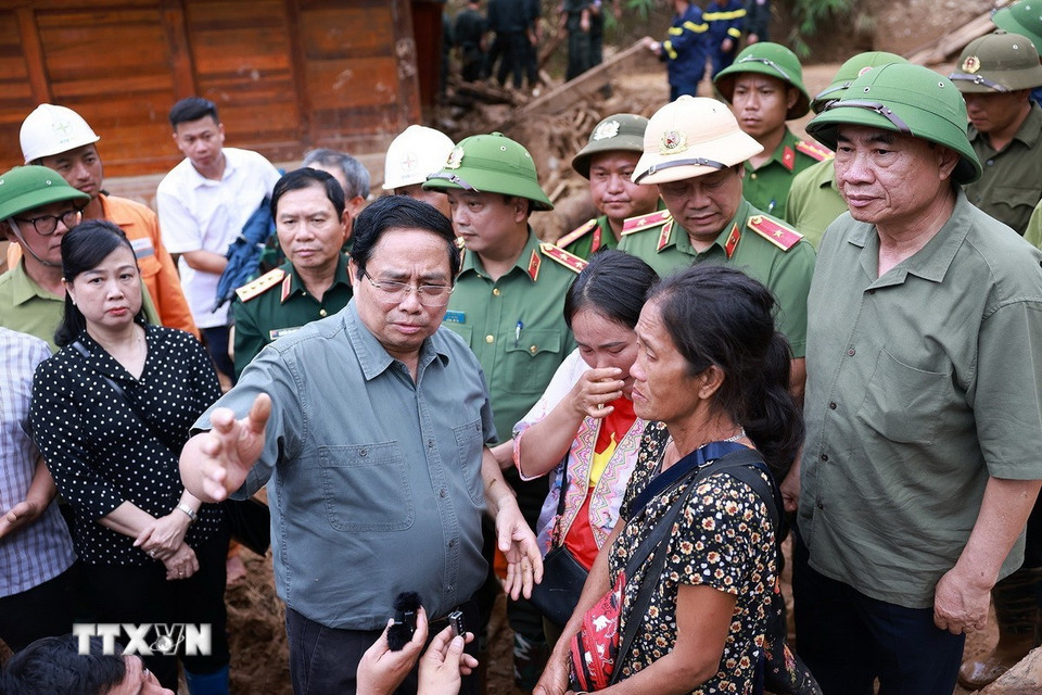 Thủ tướng Phạm Minh Chính động viên đồng bào xã Xa Dung bị thiệt hại do mưa lũ. (Ảnh: Dương Giang/TTXVN)