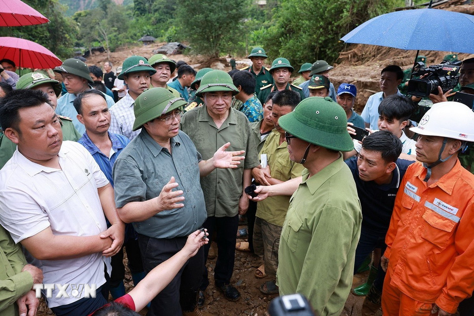 Thủ tướng Phạm Minh Chính động viên lực lượng tham gia công tác khắc phục hậu quả mưa lũ tại xã Xa Dung, tỉnh Điện Biên. (Ảnh: Dương Giang/TTXVN)