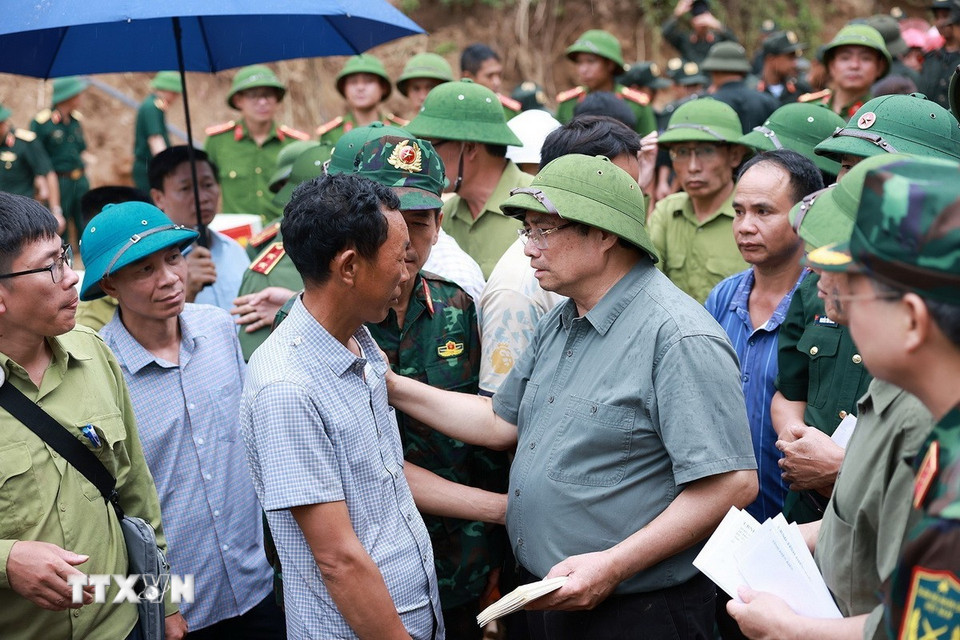 Thủ tướng Phạm Minh Chính động viên đồng bào xã Xa Dung bị thiệt hại do mưa lũ. (Ảnh: Dương Giang/TTXVN)