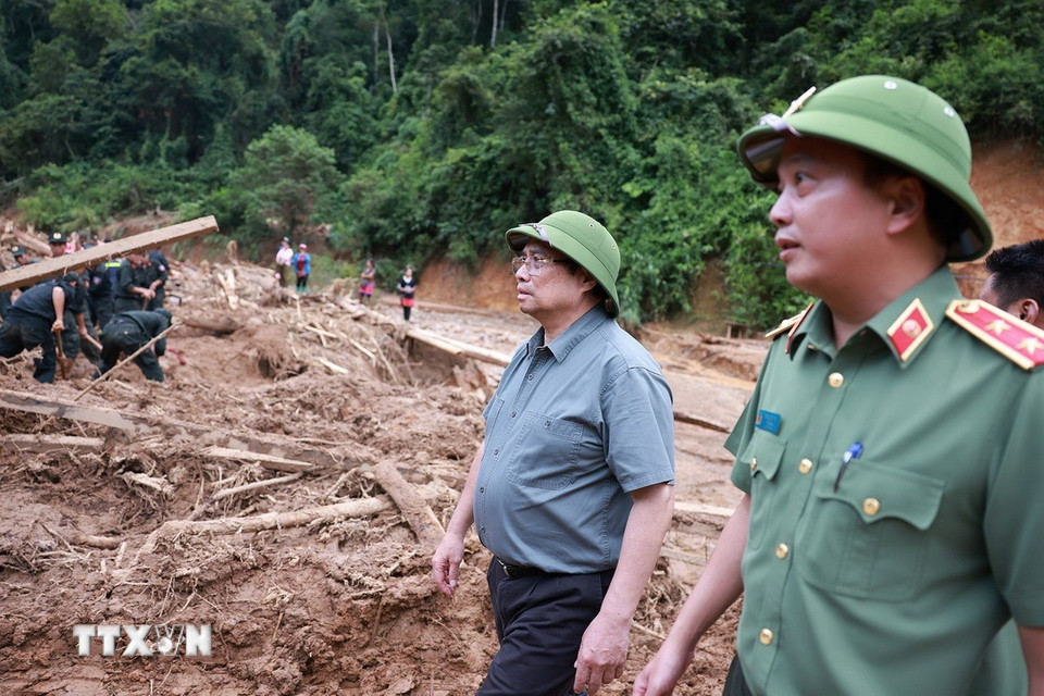 Thủ tướng Phạm Minh Chính chỉ đạo khắc phục hậu quả mưa lũ, lũ quét, sạt lở đất tại xã Xa Dung. ﻿(Ảnh: Dương Giang/TTXVN)