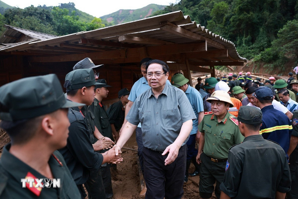 Thủ tướng Phạm Minh Chính động viên lực lượng tham gia khắc phục hậu quả mưa lũ, lũ quét, sạt lở đất tại xã Xa Dung. (Ảnh: Dương Giang/TTXVN)