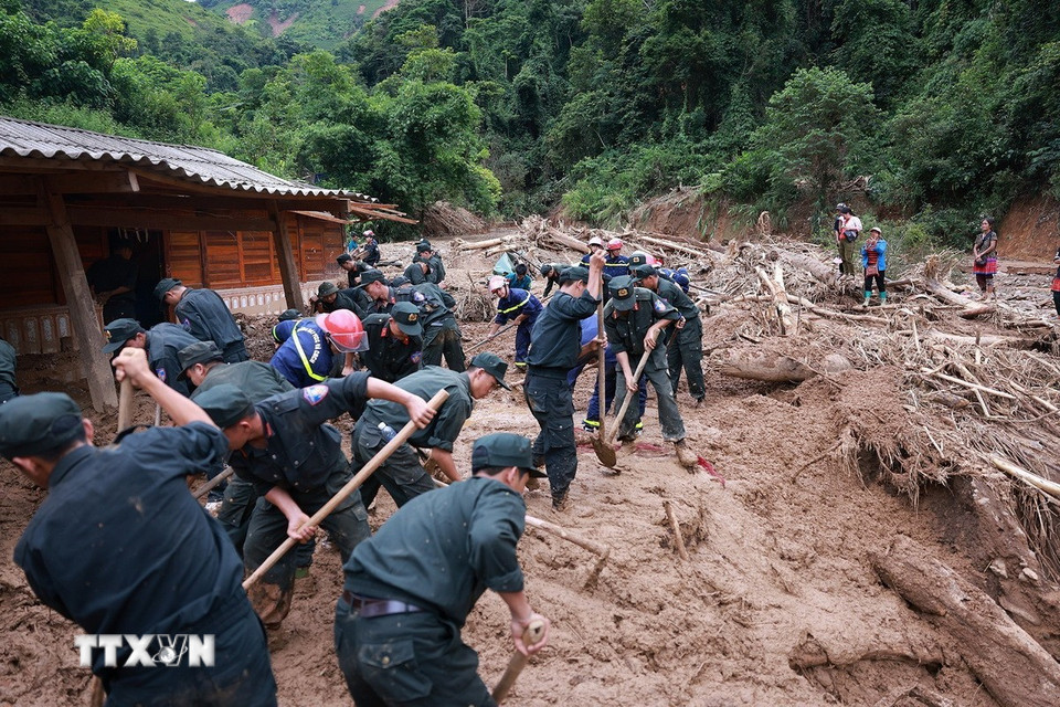 Lực lượng công an, quân đội tích cực triển khai công tác khắc phục hậu quả mưa lũ, lũ quét, sạt lở đất tại xã Xa Dung. (Ảnh: Dương Giang/TTXVN)