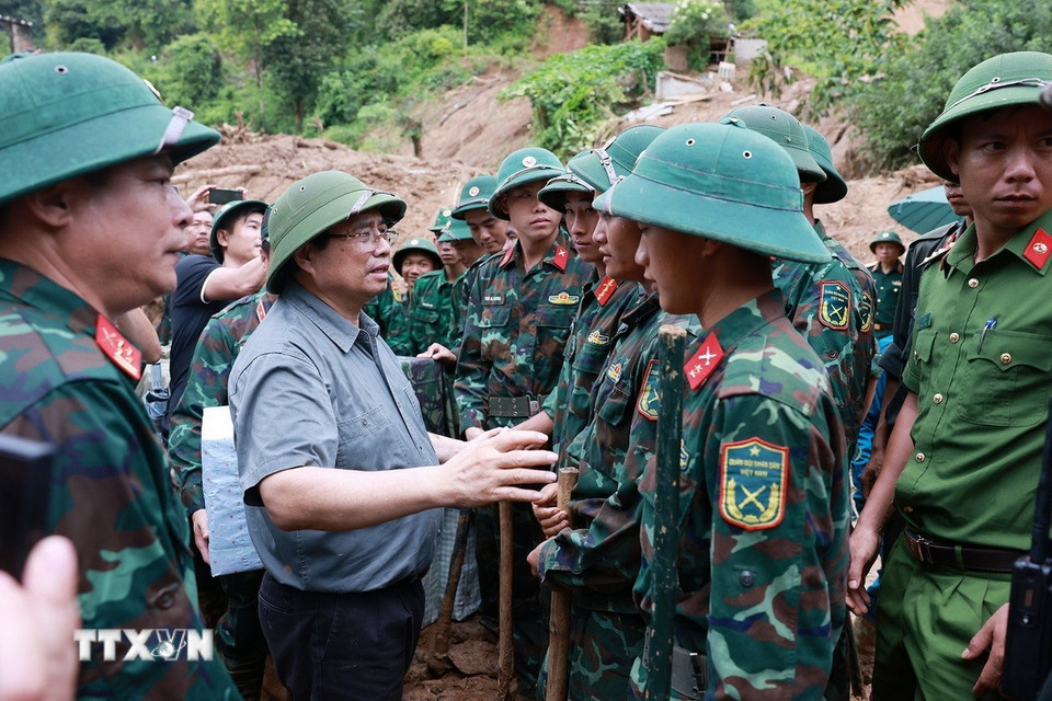 Thủ tướng Phạm Minh Chính động viên lực lượng tham gia công tác khắc phục hậu quả mưa lũ tại xã Xa Dung, tỉnh Điện Biên. (Ảnh: Dương Giang/TTXVN)