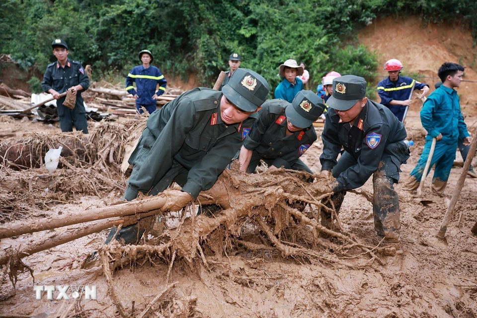 Lực lượng công an tích cực triển khai công tác khắc phục hậu quả mưa lũ, lũ quét, sạt lở đất tại xã Xa Dung. (Ảnh: Dương Giang/TTXVN)