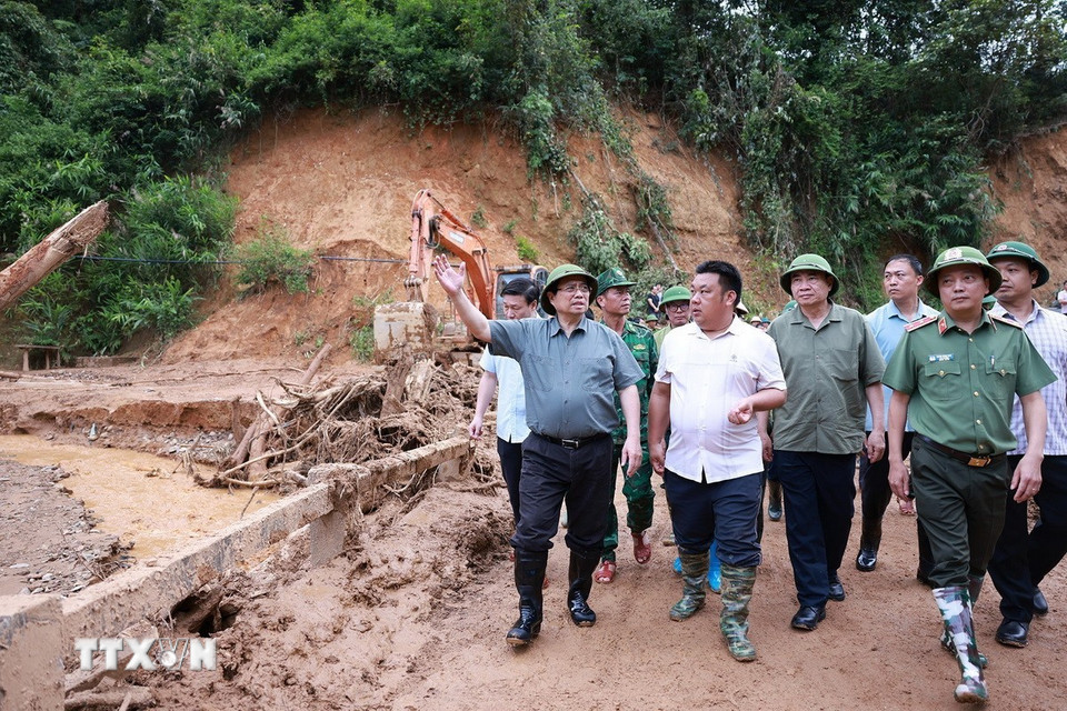 Thủ tướng Phạm Minh Chính chỉ đạo khắc phục hậu quả mưa lũ, lũ quét, sạt lở đất tại xã Xa Dung. (Ảnh: Dương Giang/TTXVN)