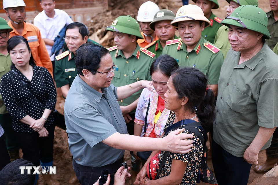 Thủ tướng Phạm Minh Chính động viên đồng bào xã Xa Dung bị thiệt hại do mưa lũ. (Ảnh: Dương Giang/TTXVN)