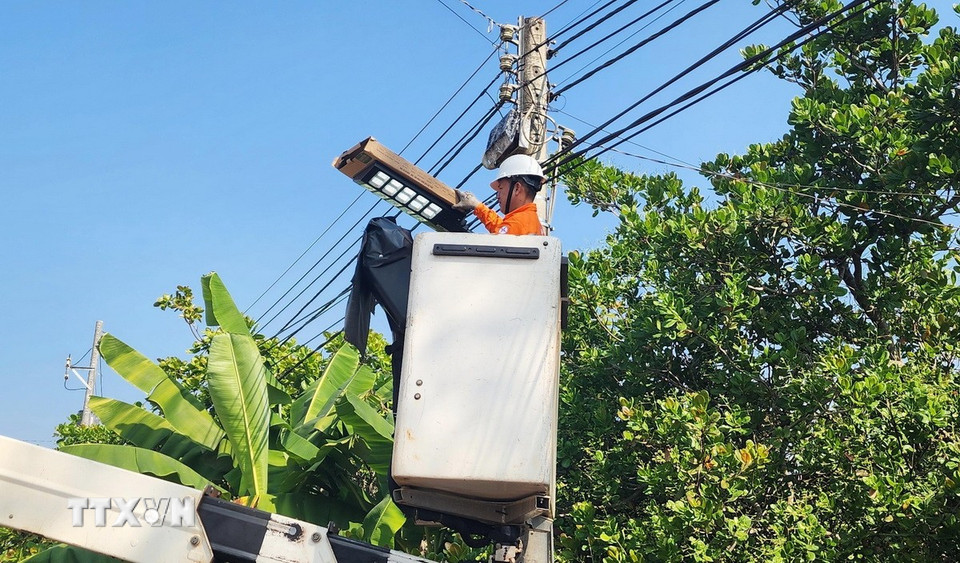 Công trình dài khoảng 1km với 32 đèn năng lượng mặt trời. (Ảnh: Đậu Tất Thành/TTXVN)