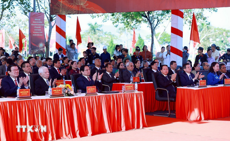 Thủ tướng Phạm Minh Chính và các đồng chí lãnh đạo, nguyên lãnh đạo Đảng, Nhà nước dự Lễ kỷ niệm 120 năm Ngày sinh Thủ tướng Phạm Văn Đồng. (Ảnh: Dương Giang/TTXVN)