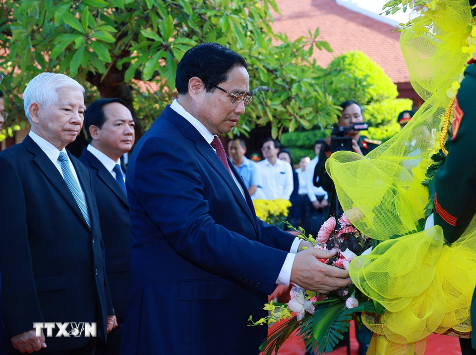 Thủ tướng Phạm Minh Chính dâng hương, dâng hoa tưởng nhớ đồng chí Phạm Văn Đồng tại Khu lưu niệm Thủ tướng Phạm Văn Đồng ở xã Mộ Đức, tỉnh Quảng Ngãi. (Ảnh: Dương Giang/TTXVN)