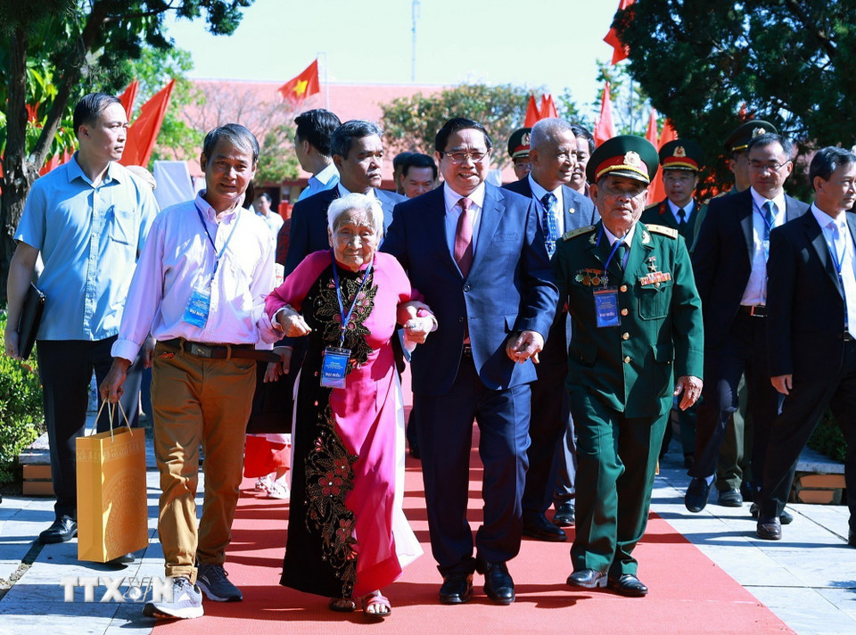 Thủ tướng Phạm Minh Chính với Mẹ Việt Nam Anh hùng, Anh hùng Lực lượng vũ trang nhân dân tham dự Lễ kỷ niệm 120 năm Ngày sinh Thủ tướng Phạm Văn Đồng. (Ảnh: Dương Giang/TTXVN)