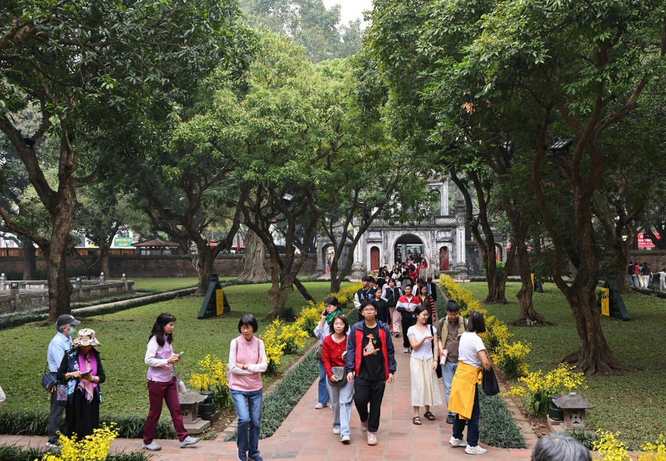 Đông đảo người dân thủ đô tham quan Văn Miếu-Quốc Tử Giám sáng mùng 1 Tết Bính Ngọ. (Ảnh: Minh Đức/ TTXVN)