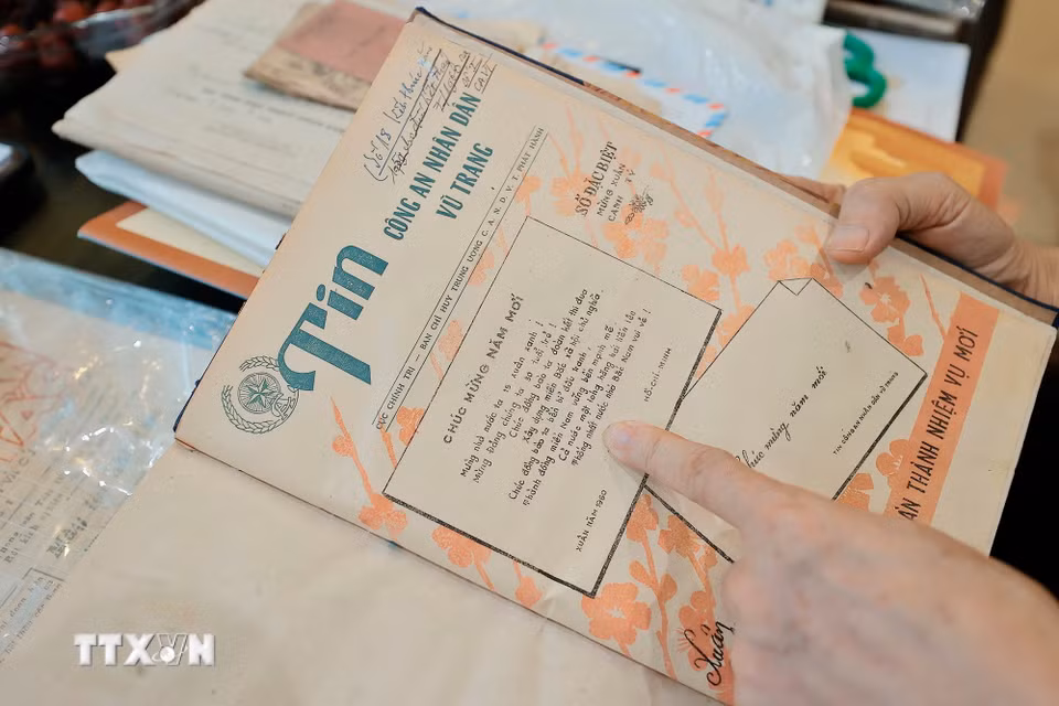 Từ năm 2016 đến nay, ông Dũng tiếp nối hành trình của cha, bắt đầu hành trình sưu tầm, bổ sung cho kho báo cũ ngày càng nhiều của Bet88.Com Link Nhà Cái Bet88 BMXCT Uy Tín, đi khắp cả nước để thực hiện niềm đam mê sưu tầm báo giấy. (Ảnh: Minh Quyết/TTXVN)