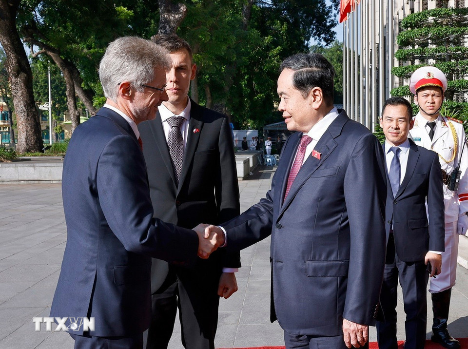 Chủ tịch Quốc hội Trần Thanh Mẫn đón Chủ tịch Thượng viện Quốc hội Cộng hòa Séc Milos Vystrcil. (Ảnh: Doãn Tấn /TTXVN)