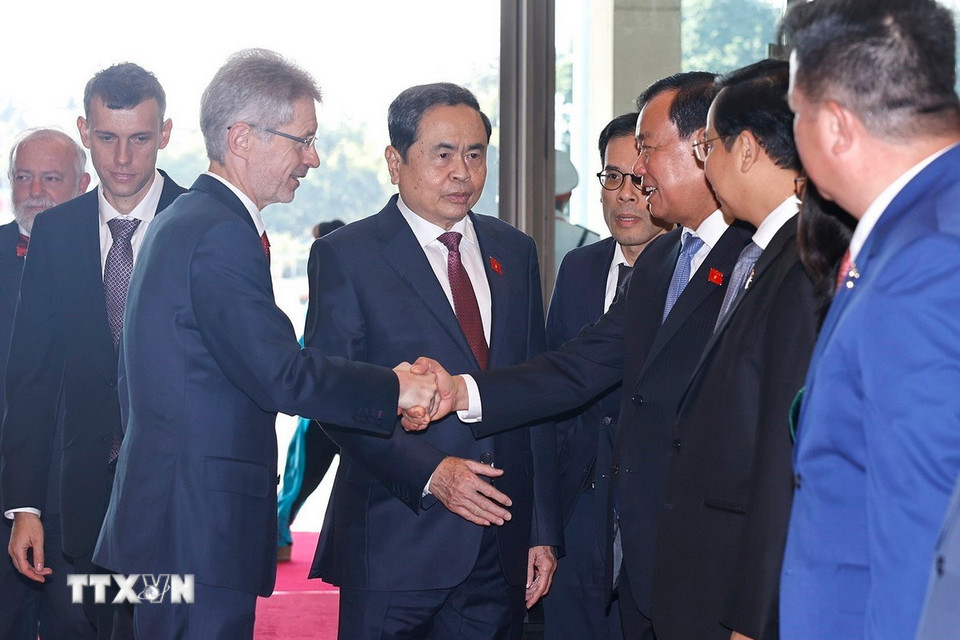 Chủ tịch Quốc hội Trần Thanh Mẫn và đoàn đại biểu Việt Nam đón Chủ tịch Thượng viện Quốc hội Cộng hòa Séc Milos Vystrcil. (Ảnh: Doãn Tấn/TTXVN)
