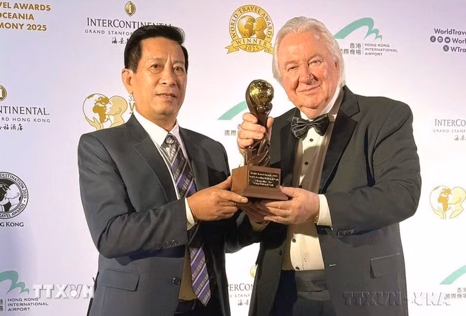 Phong Nha – Kẻ Bàng đã giành chiến thắng kép tại Lễ trao giải Du lịch Thế giới (World Travel Awards – WTA) 2025 tại Hong Kong (Trung Quốc), ở hai hạng mục danh giá: Điểm đến thiên nhiên hàng đầu Việt Nam 2025 và Vườn Quốc gia hàng đầu châu Á 2025. Đây không chỉ là danh hiệu, mà còn là dấu mốc quan trọng, mở ra thời kỳ phát triển mới và nâng tầm thương hiệu Phong Nha-Kẻ Bàng trên bản đồ du lịch cao cấp châu Á và toàn cầu. (Ảnh: TTXVN)