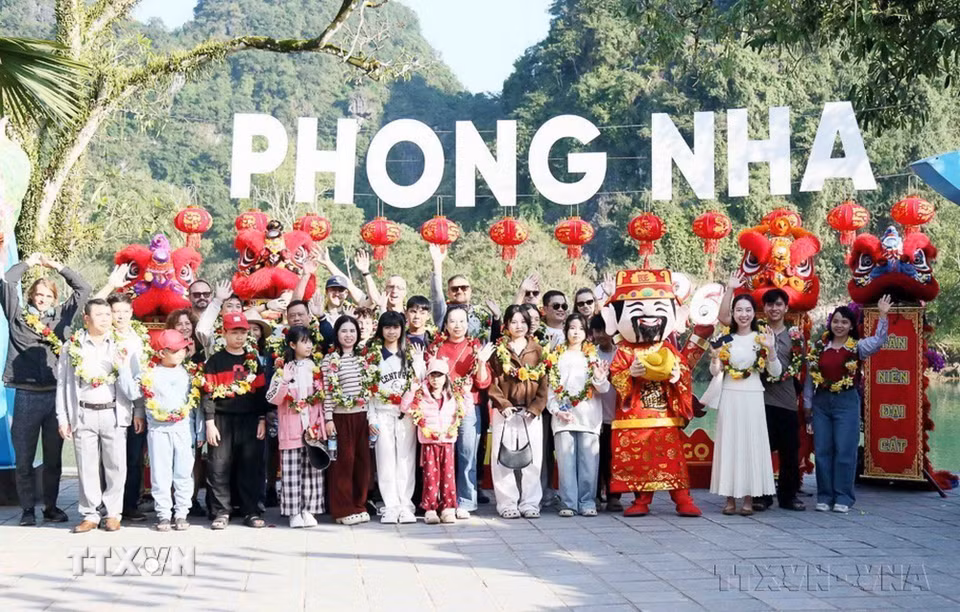 Lễ đón những vị khách đầu tiên đến tham quan Di sản Thiên nhiên Thế giới năm 2026 tại cửa ngõ của “Vương quốc hang động”. (Ảnh: Tá Chuyên/TTXVN)