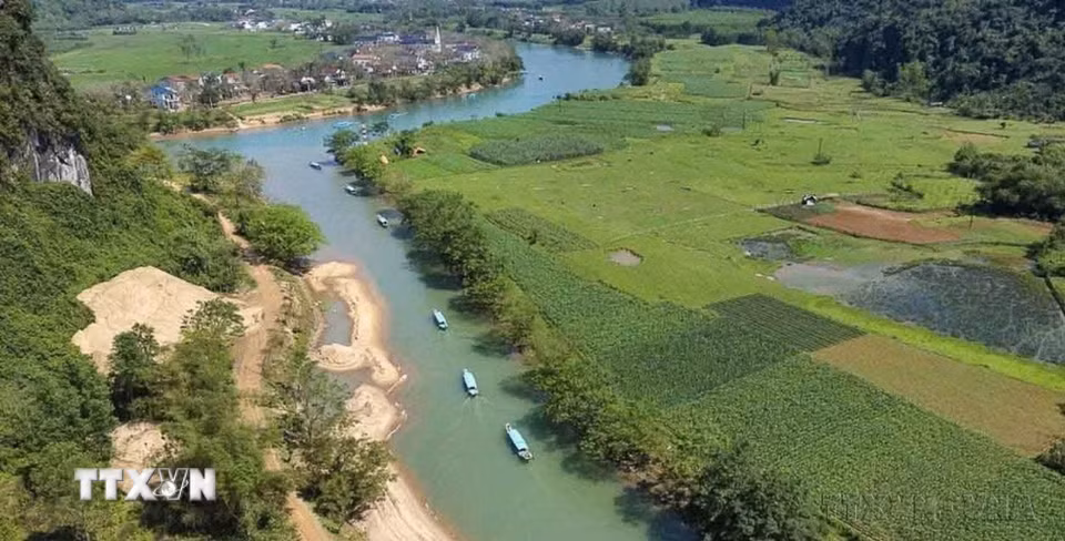 Sông Son uốn lượn qua vùng lõi Di sản thiên nhiên thế giới Phong Nha-Kẻ Bàng, nơi hệ sinh thái rừng trên nền karst và cảnh quan núi đá vôi tạo nên một không gian thiên nhiên đặc biệt. (Ảnh: Kha Phạm/TTXVN)