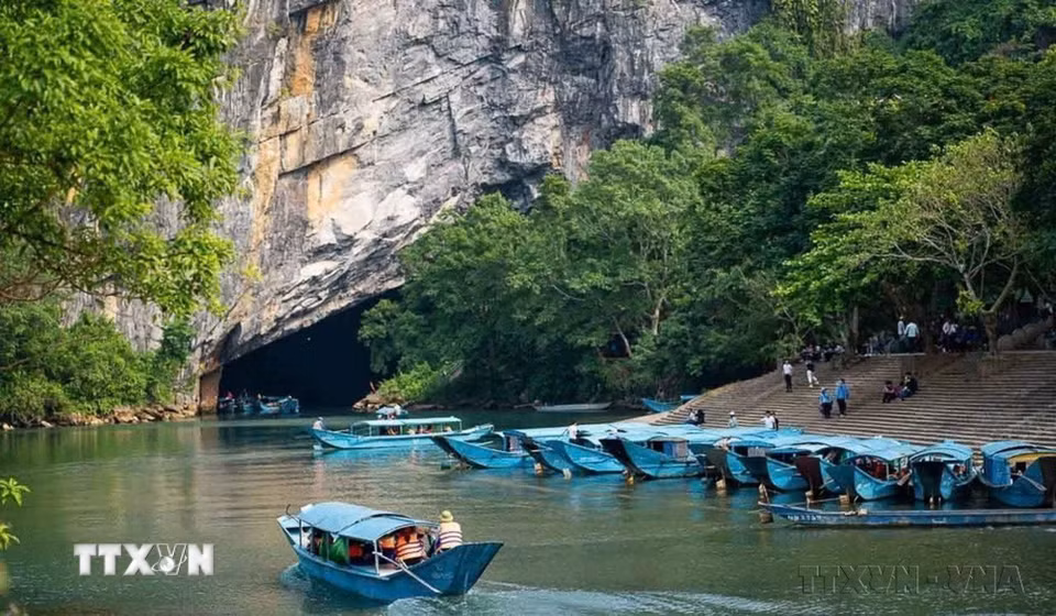 Sông Son uốn lượn qua vùng lõi Di sản thiên nhiên thế giới Phong Nha-Kẻ Bàng, nơi hệ sinh thái rừng trên nền karst và cảnh quan núi đá vôi tạo nên một không gian thiên nhiên đặc biệt. (Ảnh: Kha Phạm/TTXVN)