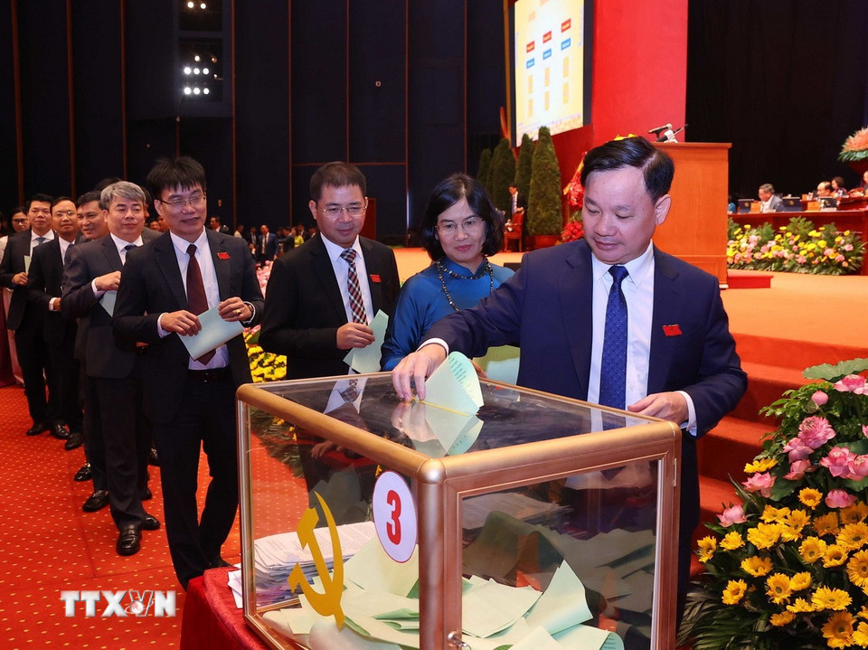 Đại hội bỏ phiếu bầu đại biểu chính thức và dự khuyết dự Đại hội đại biểu toàn quốc lần thứ XIV của Đảng. (Ảnh: Văn Điệp/TTXVN)