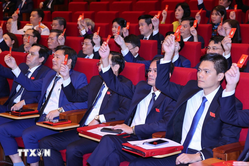 Đại biểu biểu quyết Báo cáo Đề án nhân sự Đoàn đại biểu thành phố Hà Nội dự Đại hội lần thứ XIV của Đảng. (Ảnh: Văn Điệp/TTXVN)