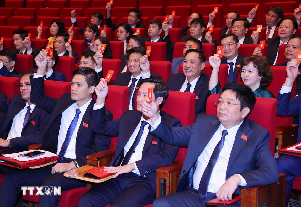 Đại biểu biểu quyết Báo cáo Đề án nhân sự Đoàn đại biểu thành phố Hà Nội dự Đại hội lần thứ XIV của Đảng. (Ảnh: Văn Điệp/TTXVN)