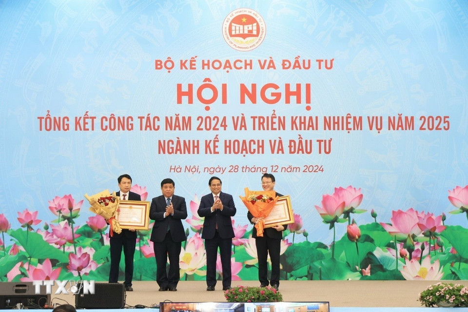 Thủ tướng Phạm Minh Chính thừa ủy quyền của Chủ tịch nước trao tặng Huân chương Lao động hạng Ba cho các cá nhân thuộc Bộ Kế hoạch và Đầu tư. (Ảnh: Tuấn Anh/TTXVN)