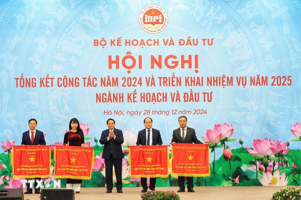 Thủ tướng Phạm Minh Chính trao tặng Cờ thi đua của Chính phủ cho các tập thể. (Ảnh: Tuấn Anh/TTXVN)