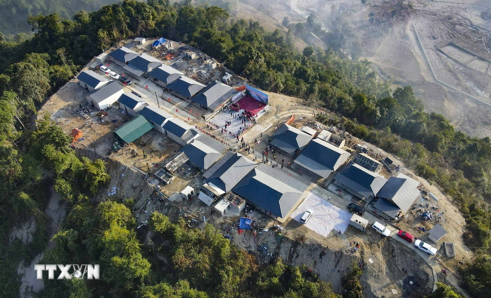 Toàn cảnh điểm dân cư Huổi Ké vừa mới được hoàn thành, phía dưới là cảnh hoang tàn của trận lũ vừa qua để lại. (Ảnh: Xuân Tư/TTXVN)