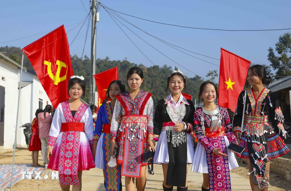 Những cô gái dân tộc Mông rộn ràng trong ngày nhận nhà mới. (Ảnh: Xuân Tư/ TTXVN)