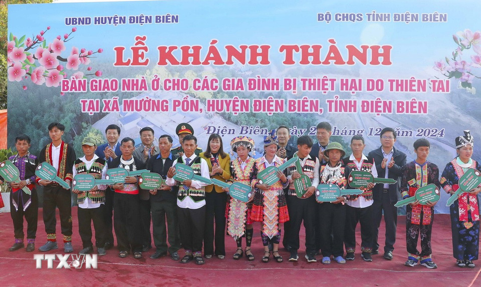 Trao tượng trưng chìa khóa nhà ở mới cho các hộ dân ở Mường Pồn. (Ảnh: Xuân Tư/ TTXVN)