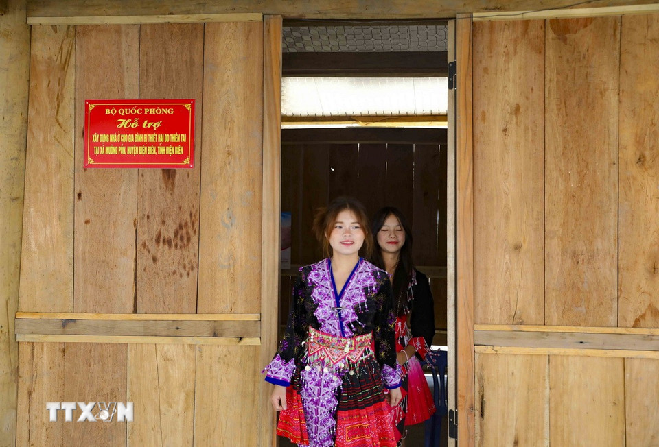 Từ những ngôi nhà gỗ kiên cố. (Ảnh: Xuân Tư/TTXVN)