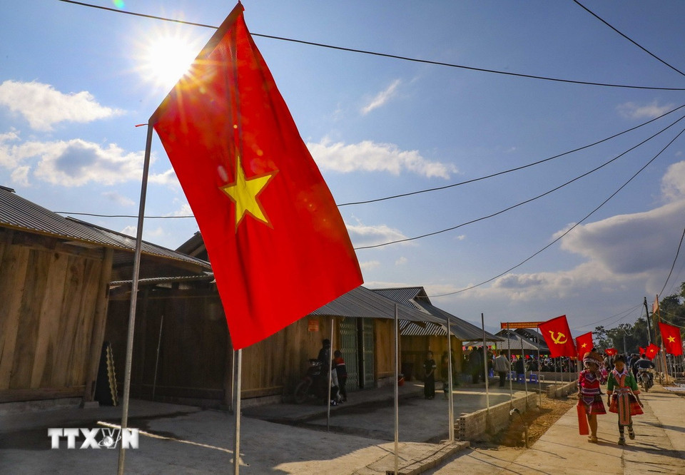 Điểm dân cư Huổi Ké, xã Mường Pồn trong ngày vui của bà con. (Ảnh: Xuân Tư/ TTXVN)