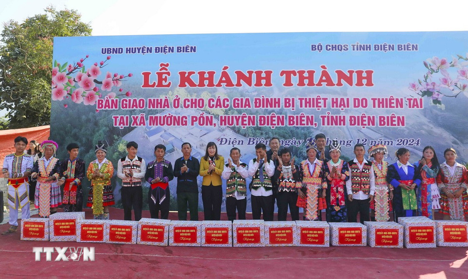 Trao quà của lãnh đạo huyện Điện Biên cho các hộ dân ở Mường Pồn. (Ảnh: Xuân Tư/TTXVN)