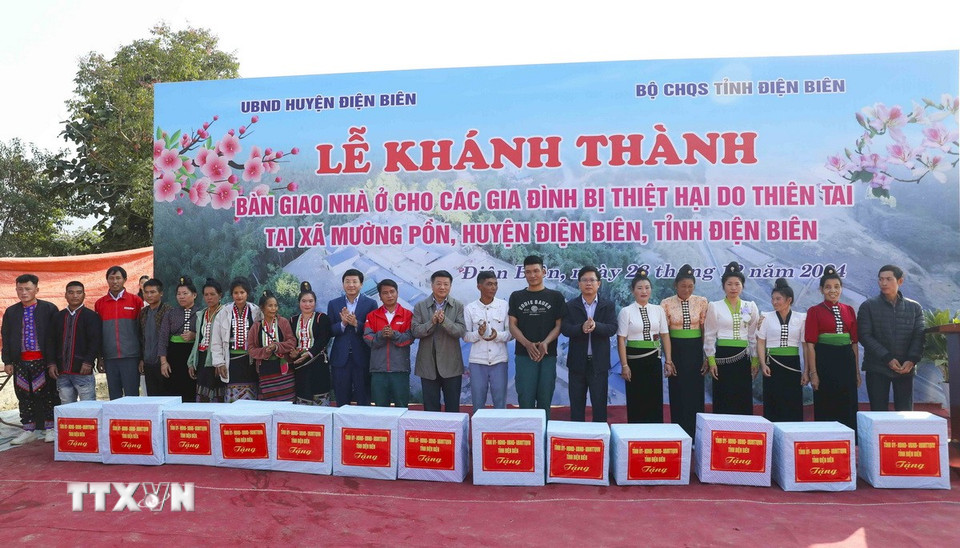 Trao quà của lãnh đạo huyện Điện Biên cho các hộ dân ở Mường Pồn. (Ảnh: Xuân Tư/TTXVN)